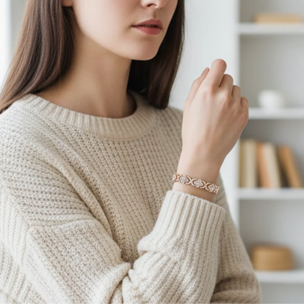 Clover Clasp Bracelet - Image 3